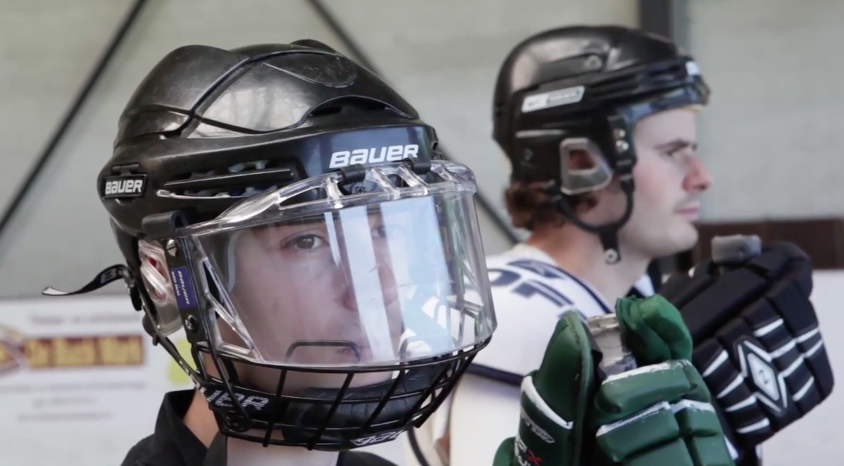 Difference-between-ice-and-inline-roller-hockey-equipment-helmet